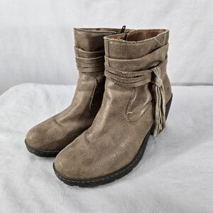 Born B.O.C ALICUDI Taupe Ankle  WOMENS 7.5 Z25517 Booties  Tassel Zip 2" Heel